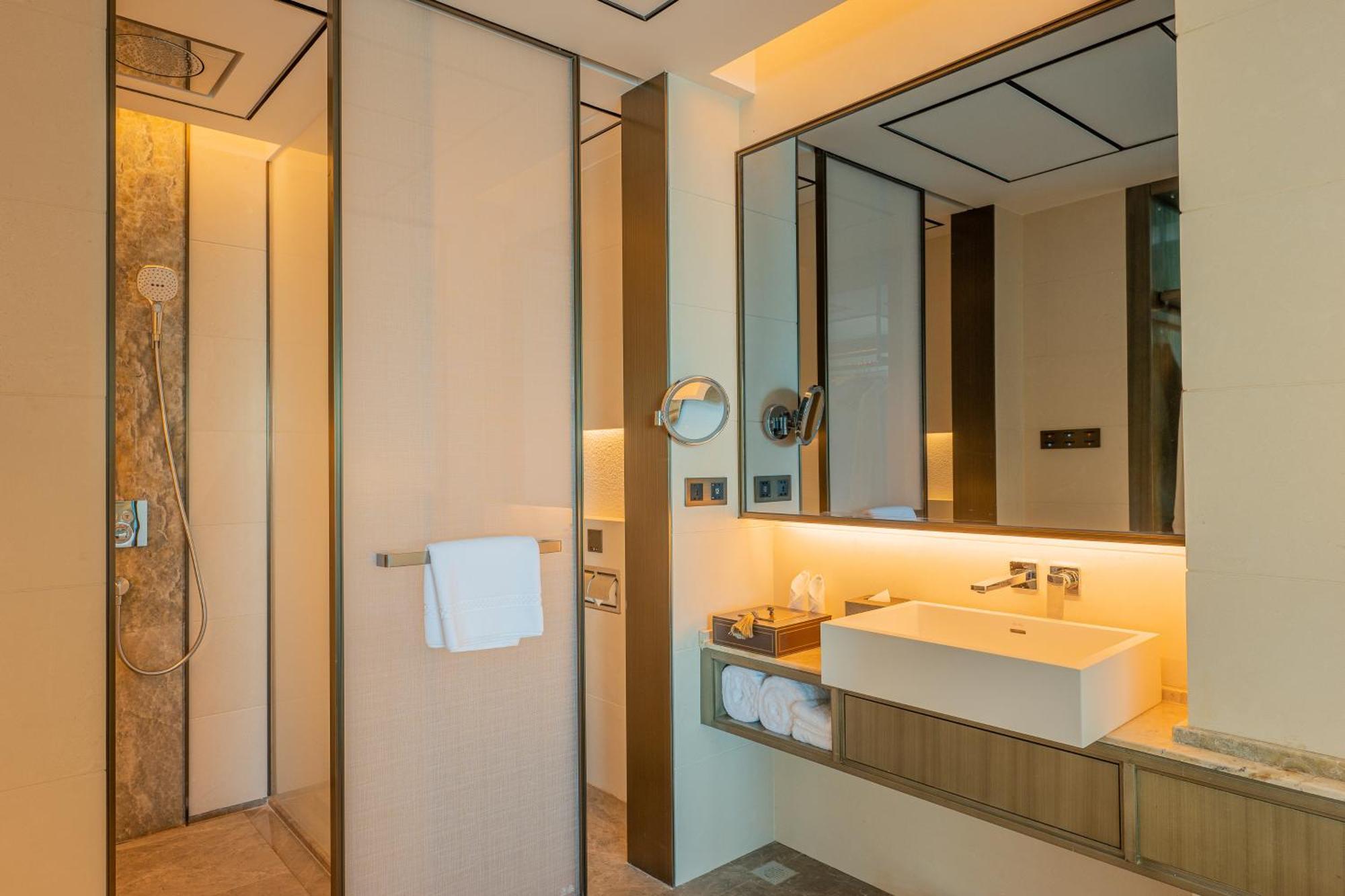 Howard Johnson Plaza By Wyndham Blue Bay Sihanoukville Exterior foto